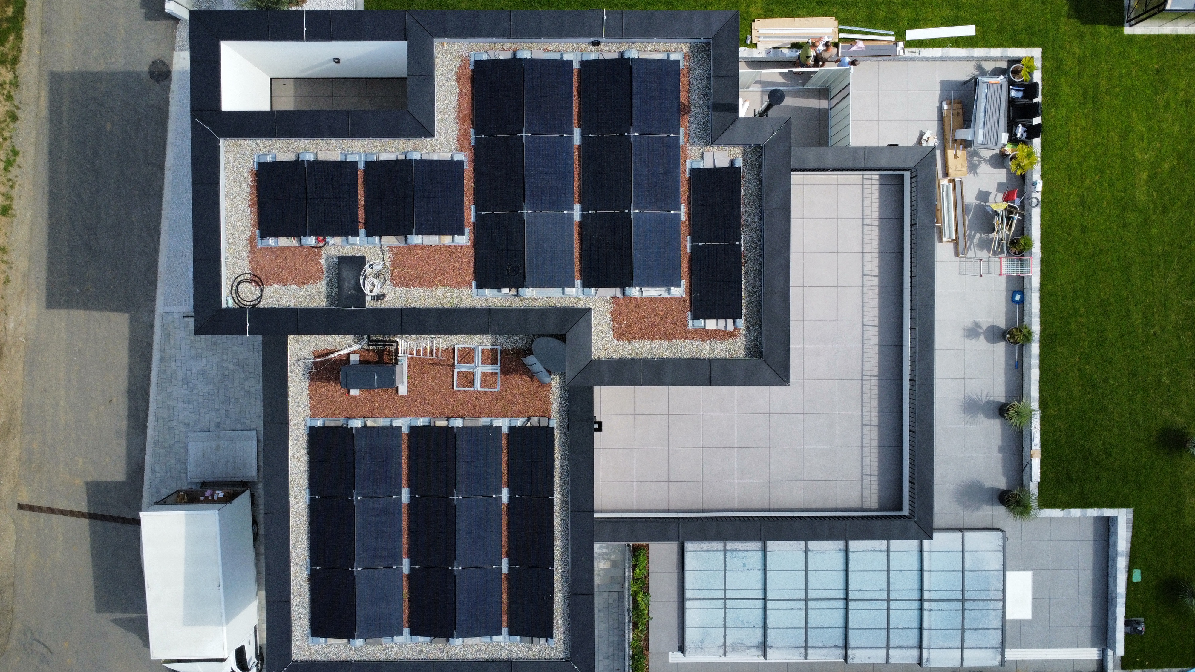Elektriker bei Planung und Installation